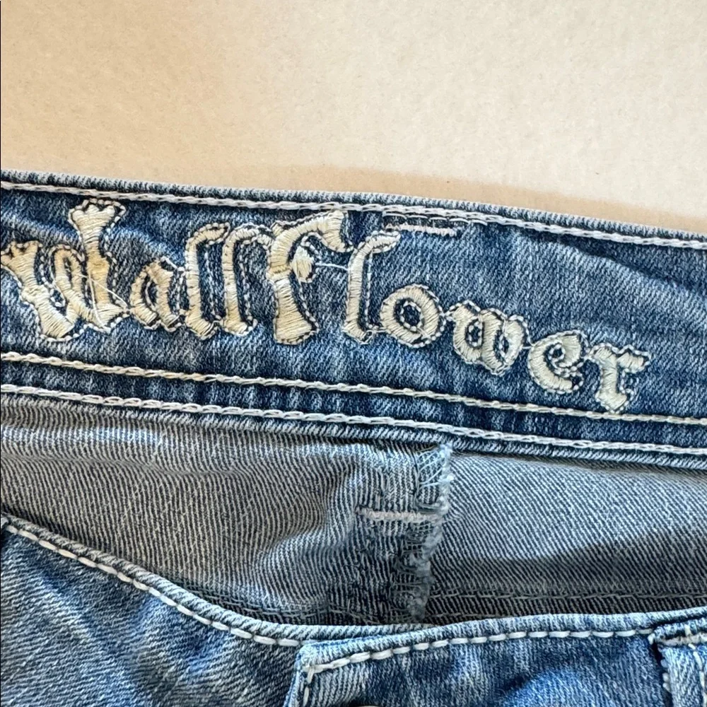 Wallflower Embroidered Back‎ Flap Pockets Faded Blue Cropped Jeans Raw Hem S 13